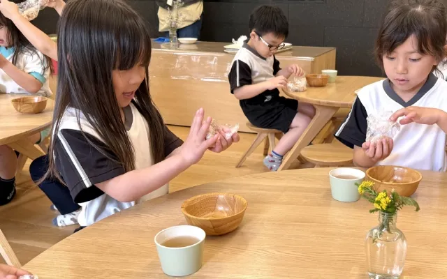 おやつは自分でにぎったおにぎり
