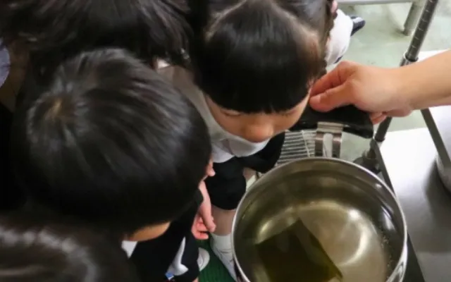 調理室でおだしのことを学びました
